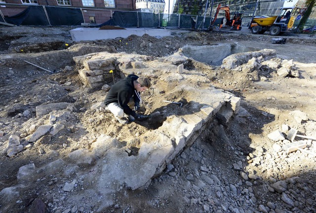 Auf dem Platz der Alten Synagoge werden Mauerreste gesichert.  | Foto: Ingo Schneider