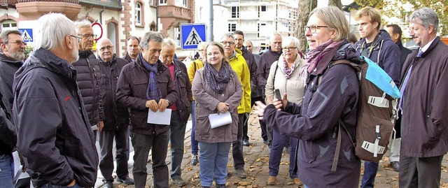 Merja Spott von der Planersociett Dor...ie Teilnehmer vor der Friedrichschule   | Foto: Wolfgang Beck