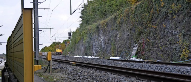 Fr die Sicherung der Felswand an der ...z Sicherungsseil aufs Gleis gestrzt.   | Foto: Victoria Langelott