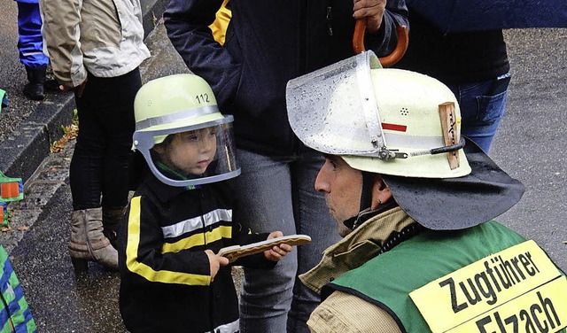 Fachgesprch unter vier Augen: Zuminde... Feuerwehrfreunds  stimmte schon mal.   | Foto: Kurt Meier