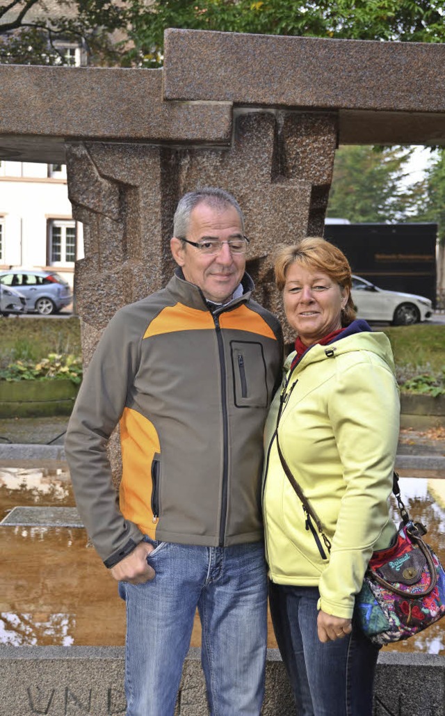 Frauke und Bruno Mannhart vor dem Euro...fotos, die am Stadtrainsee entstanden.  | Foto: Fotos: Sredniawa; privat