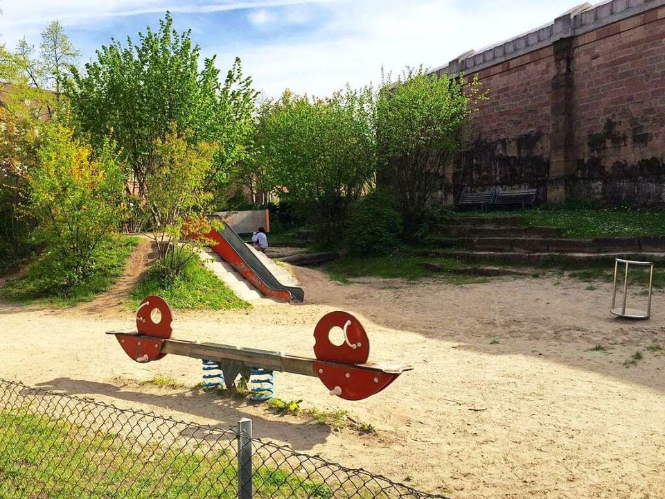 Der Spielplatz an der Tennenbacher Str...e Kinder an der Hand weggefhrt haben.  | Foto: Joachim Rderer