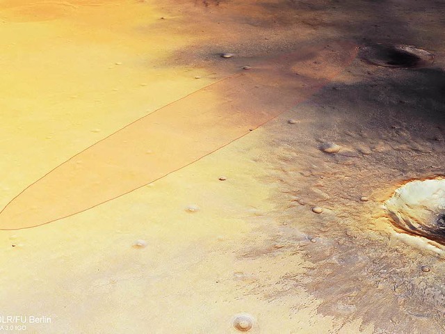 Dort, wo die eingezeichnete Ellipse is...Satelliten  Mars Express aufgenommen.   | Foto: DPA