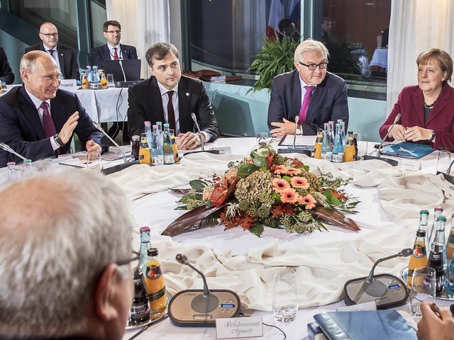Am runden Tisch mit Kremlchef Putin (l...und Putin-Berater Surkow (von rechts)   | Foto: DPA