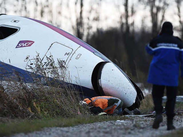 Ermittlungsarbeiten am Tag nach dem Unfall  | Foto: AFP