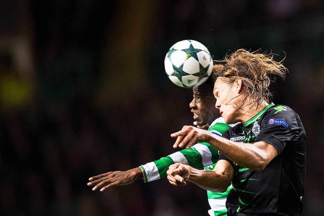 Gladbachs Spieler Jannik Vestergaard (...r  Moussa Dembele kmpfen um den Ball.  | Foto: dpa