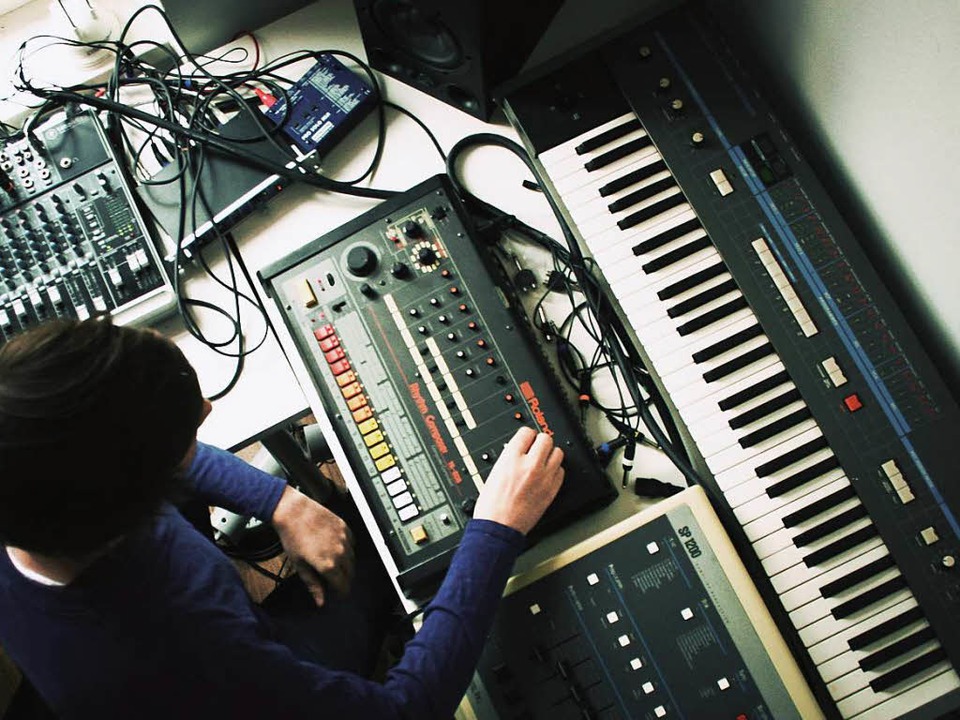 Analoge Drummaschinen und Synthesizer sind Moomins liebste Musikinstrumente.  | Foto: Pro