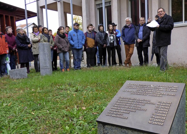 Auch Jugendliche nahmen an dem Rundgan...Erinnerungsstein beim Rathaus begann.   | Foto: Frank Leonhardt
