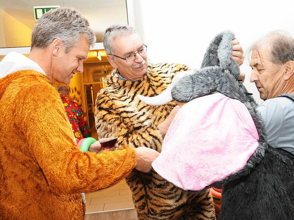 Fraktionsbergreifende Anziehhilfe: Kai Horschig, Karl-Heinz Markstahler und Ernes Barnet.