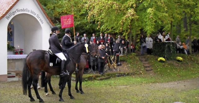 Zahlreiche Reiter ziehen am Sonntag zur Wendelskapelle.   | Foto: bayer