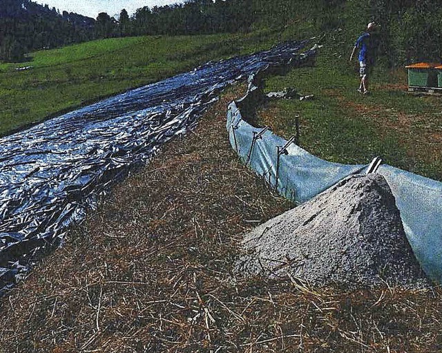 Das abgedeckte Baufeld mit Amphibienzaun und einer Rampen fr die Eidechsen   | Foto: KO-LOG-Freilandforschung