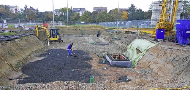 Das entstehende Sportheim im Hlzele i...ekommen eine  Kunststoffversiegelung.   | Foto: Langelott