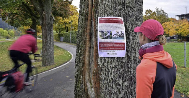 Entlang des Dreisamuferwegs hat die Po...Flyer verteilt und Plakate aufgehngt.  | Foto: thomas kunz