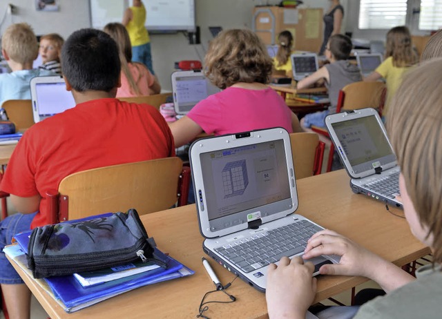 Schler nutzen Computer im Unterricht.... gekauft oder gemietet werden sollen.   | Foto: Symbolfoto: dpa