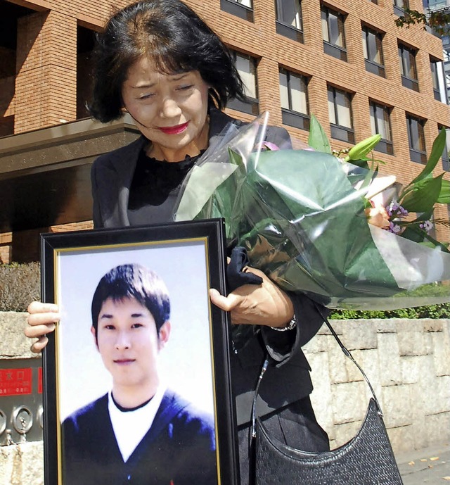 Sie trauert um ihren Sohn Takanori, eines der Karoshi-Opfer.   | Foto: dpa
