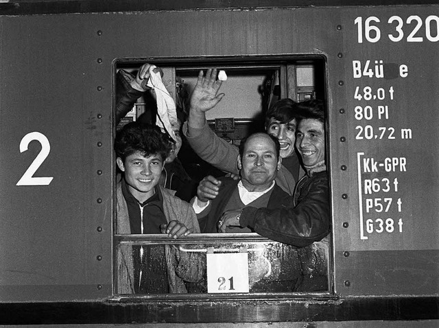 Auf zum Besuch in der Heimat: italienische Gastarbeiter 1964 im Zug nach Neapel   | Foto: dpa (2) /privat