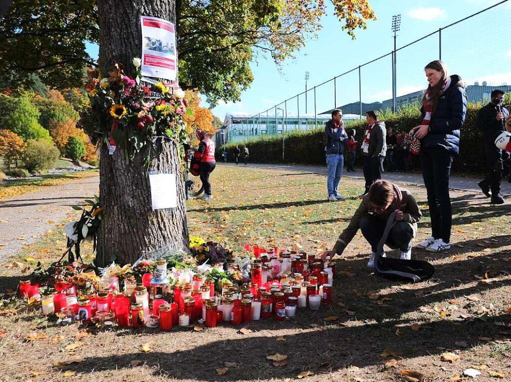 Kerzen und Blumen erinnern am Tatort an die gettete Studentin.