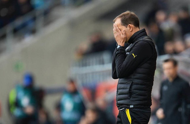 Zwischenzeitlich mit 1:3 hinten gewese...n: Dortmund mit Trainer Thomas Tuchel.  | Foto: dpa