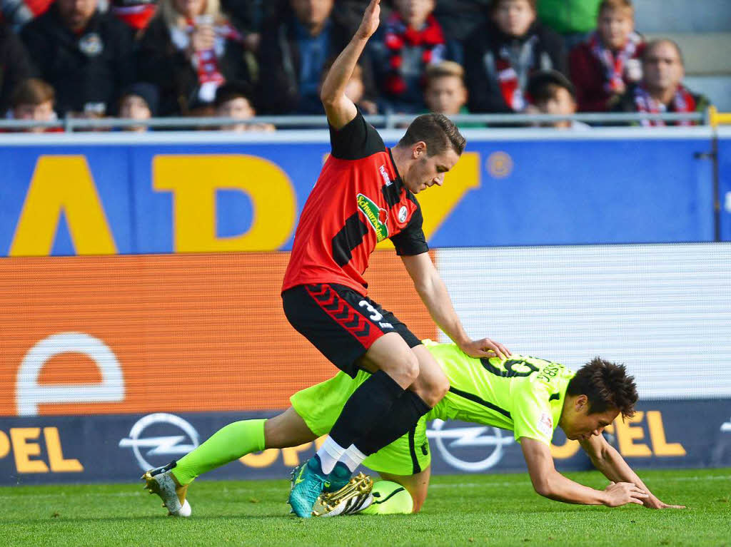 Foul oder nicht? Diese Aktion pfeift Schiedsrichter Manuel Grfe gegen den SC Freiburg.