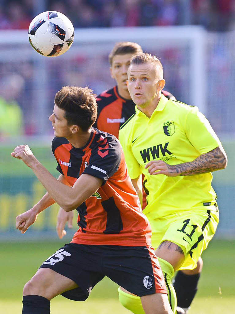 Ex-Freiburger Jonathan Schmid (gelb) mit Blick auf den Ball.