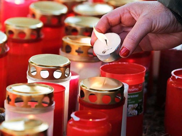 Kerzen und Schweigen: SC-Fans erinnern an die gettete Studentin.  | Foto: Miroslav Dakov