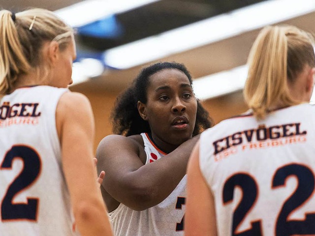 Shakeya Leary (Mitte) verliert mit ihren Eisvgel-Mitspielerinnen erneut.  | Foto: Patrick Seeger