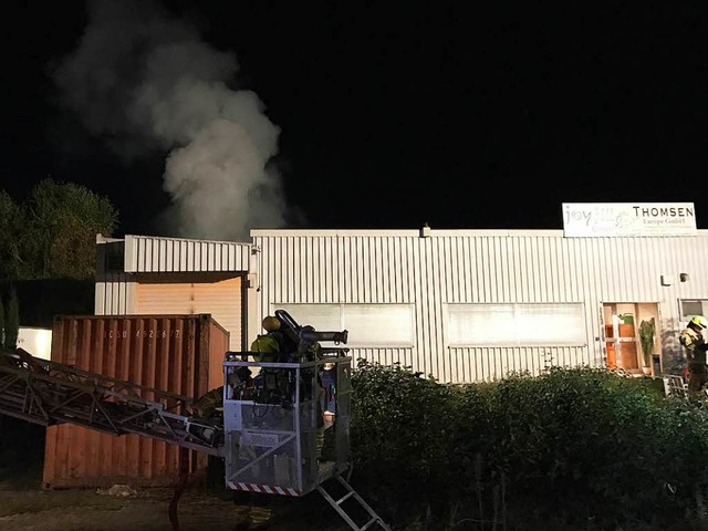 Am Samstagabend brannte es im Industriegebiet in Heitersheim.  | Foto: Feuerwehr Heitersheim