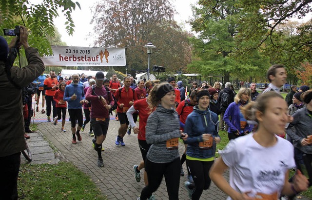 Rund 1300 Teilnehmer liefen beim Herbstlauf 2016 um die Wette.  | Foto: Hans Jrgen Kugler