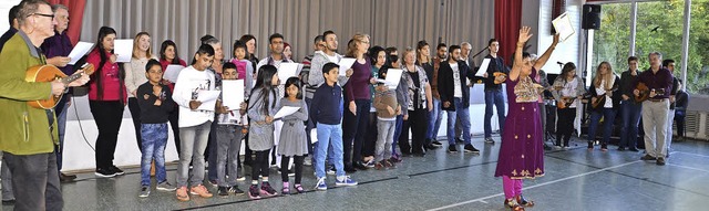 Sasbach. Helfer der Helferkreise Sasba...timmten zum Mitsingen eines Kanon ein.  | Foto: Roland Vitt