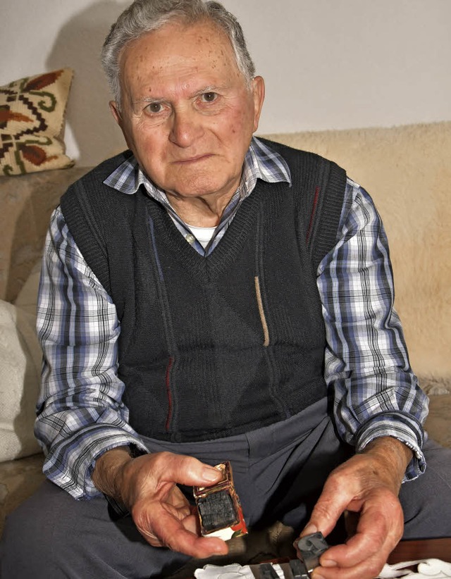Ernst Rausch, der heute 90 Jahre alt wird, zeigt Lettern aus Blei.  | Foto: Dieter Erggelet