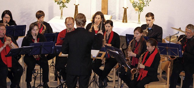 Erst ruhiger, dann mit Swing spielten ...phonisten in der evangelischen Kirche.  | Foto: Heidi Fssel