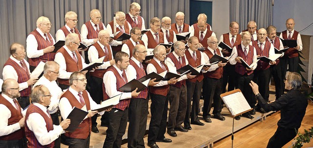 Die Chorgemeinschaft Dreiklang unter L... von Arnd Peter   beim Herbstkonzert.   | Foto: Liane Schilling