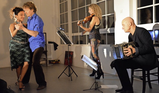 Im Glashaus tanzten zu der Tangomusik ...Ximena Zalazar-Firpo und Willem Meul.   | Foto: Lauber