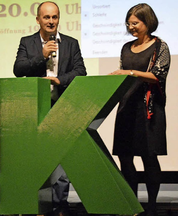Moderator Klaus Romeike und Vereinsvor...n alle mit Aufwrmgymnastik in Schwung  | Foto: Horatio Gollin