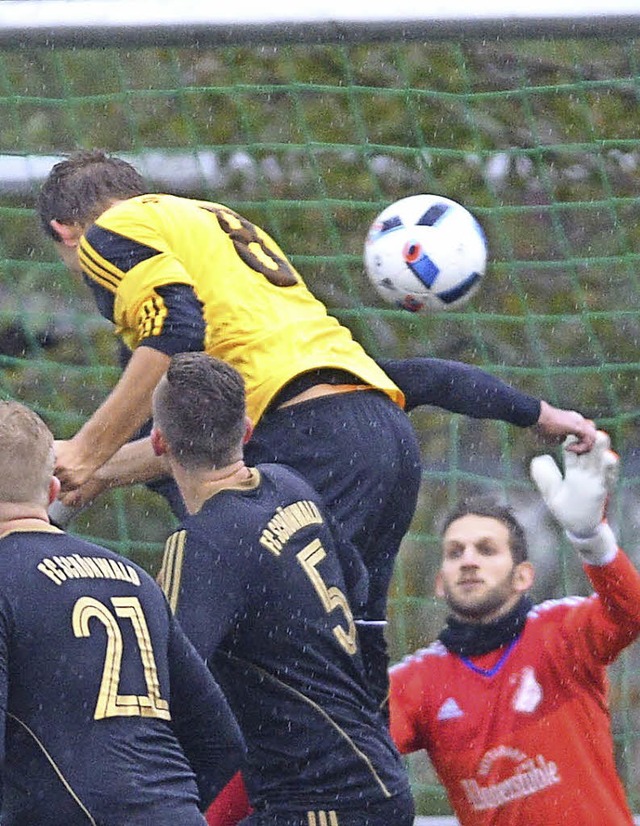 berflieger: Patrick Koch vom SV Hlzl...ingt im Regen die Schnwlder Abwehr.   | Foto: patrick seeger