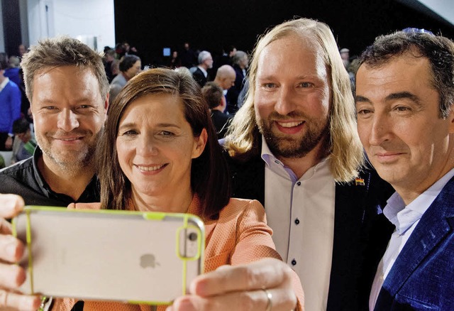 Selfie der vier Kandidaten Robert Habe...kardt, Anton Hofreiter und Cem zdemir  | Foto: DPA