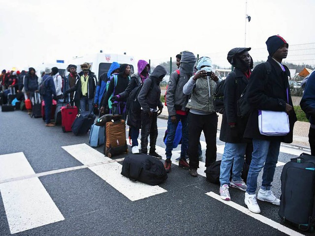 Am Registrierzentrum bildeten sich lange Reihen.  | Foto: AFP