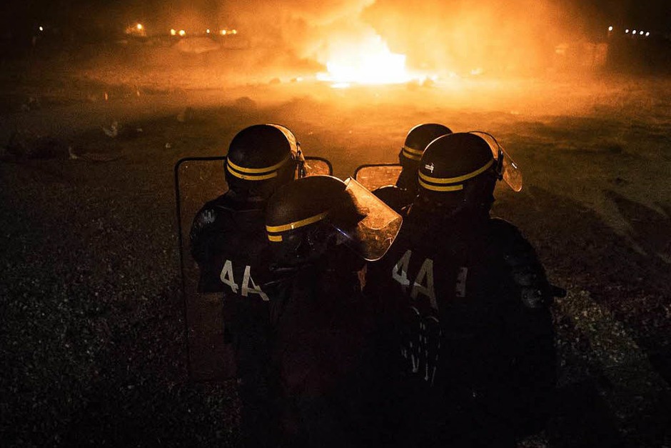 In der Nacht brannten Mülleimer und Teile des Lagers. Morgens reihten sich Hunderte Flüchtlinge auf, um registriert zu werden. Andere versuchen auf eigene Faust, das Lager zu verlassen. (Foto: dpa) In der Nacht brannten Mülleimer und Teile des Lagers. Morgens reihten sich Hunderte Flüchtlinge auf, um registriert zu werden. Andere versuchen auf eigene Faust, das Lager zu verlassen. (Foto: dpa)
