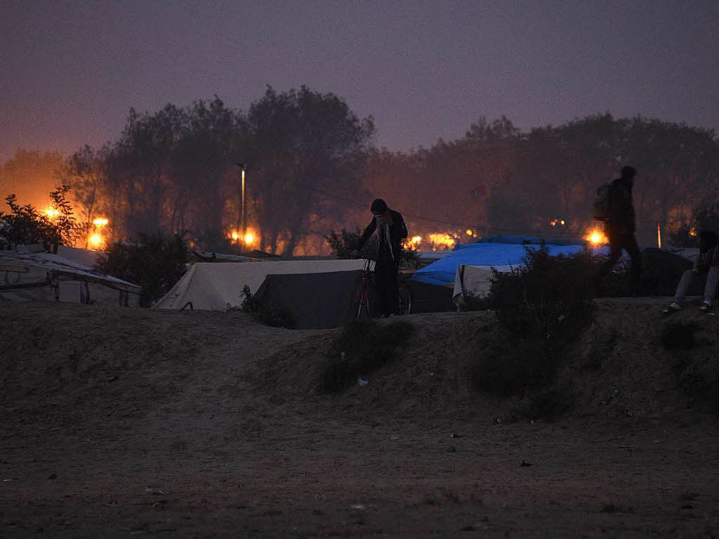 In der Nacht brannten Mlleimer und Teile des Lagers. Morgens reihten sich Hunderte Flchtlinge auf, um registriert zu werden. Andere versuchen auf eigene Faust, das Lager zu verlassen.