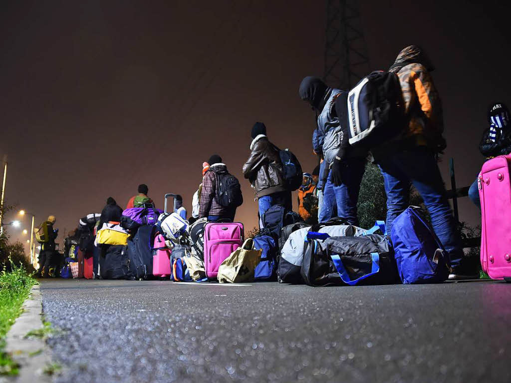 In der Nacht brannten Mlleimer und Teile des Lagers. Morgens reihten sich Hunderte Flchtlinge auf, um registriert zu werden. Andere versuchen auf eigene Faust, das Lager zu verlassen.