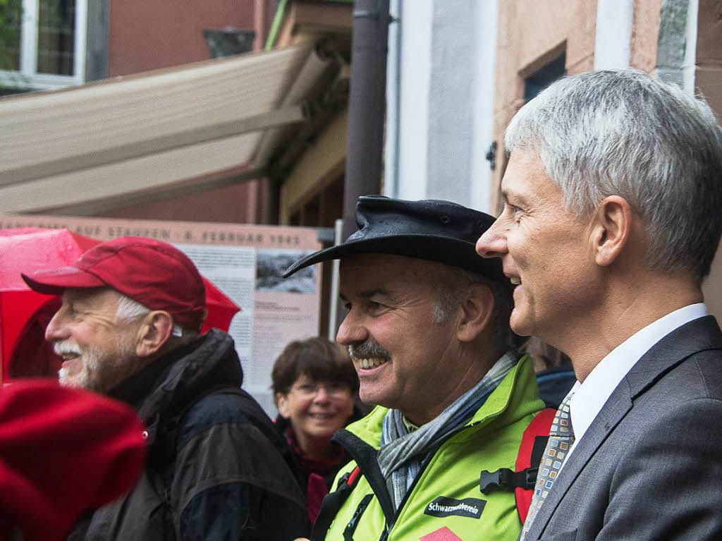 Staufens Brgermeister Michael Benitz empfngt die Wandergruppe am Staufener Rathaus.