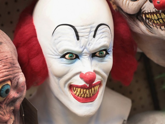 Masken von Horrorclowns: Auch der Clow... eine Maske mit roten Haaren getragen.  | Foto: AFP