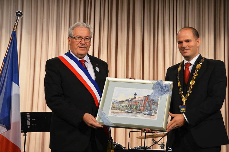Städtepartnerschaft Sélestat-Waldkirch: Festakt mit Ehrungen im katholischen Pfarrzentrum, Geschenk von Maire Marcel Bauer an Oberbürgermeister Roman Götzmann (Foto: Sylvia Sredniawa) Städtepartnerschaft Sélestat-Waldkirch: Festakt mit Ehrungen im katholischen Pfarrzentrum, Geschenk von Maire Marcel Bauer an Oberbürgermeister Roman Götzmann (Foto: Sylvia Sredniawa)