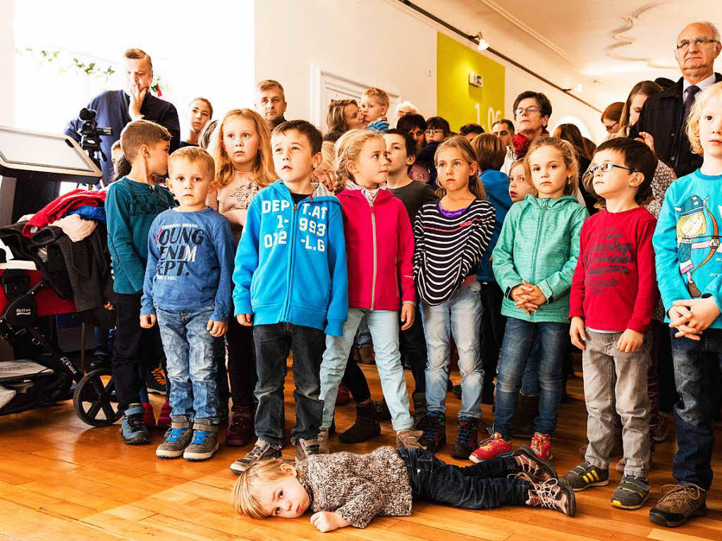 Impressionen von der Stdtepartnerschaftsfeier in Waldkirch: Finissage der Ausstellung „Ich stelle meine Stadt vor“ im Elztalmuseum. Den Jngsten haute die ganze Feier einfach um.