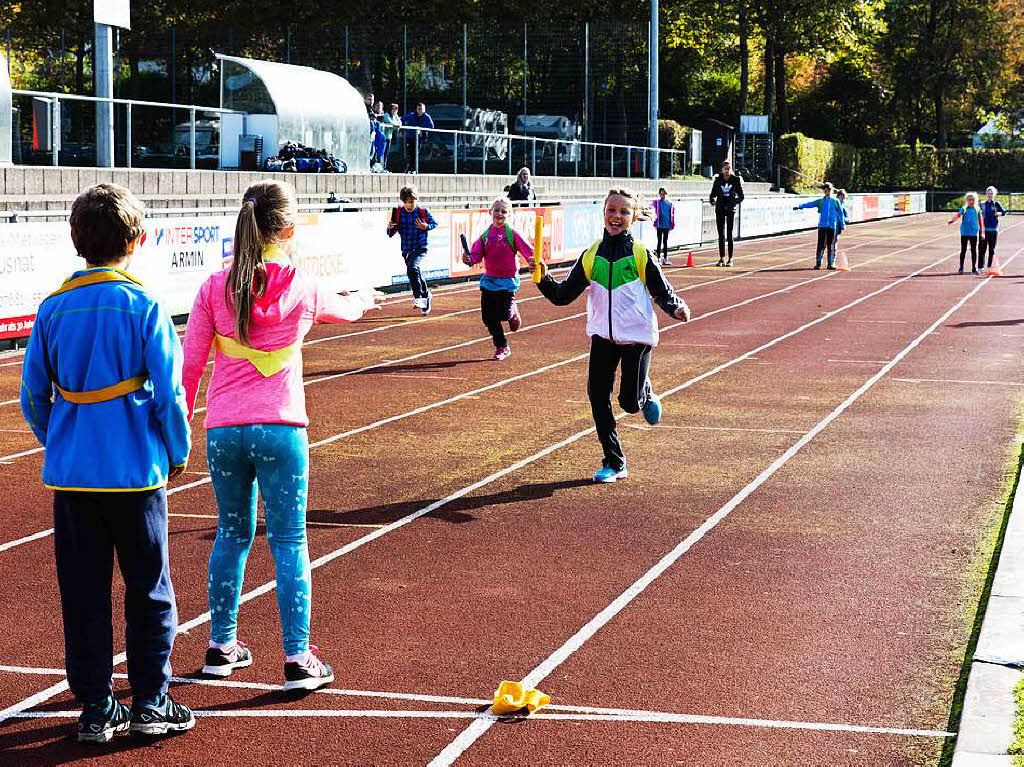 Im Elztalstadion: Die Leichtathletik-Kids beim Pendelstaffellauf.