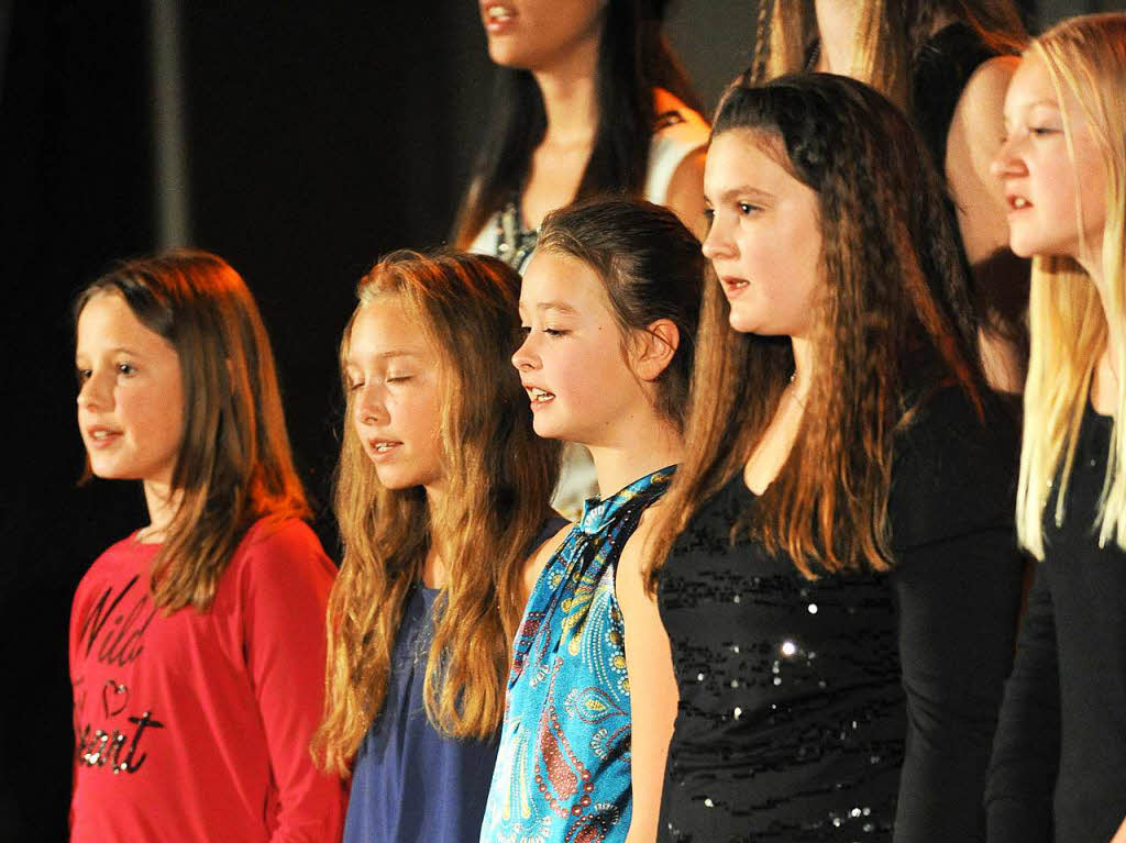 James Bond 007 und andere Film-Melodien gab’s beim Konzert von Lets Fetz Chor und Teens mit der Jugendkapelle der Blserjugend in der Stadthalle Bonndorf.