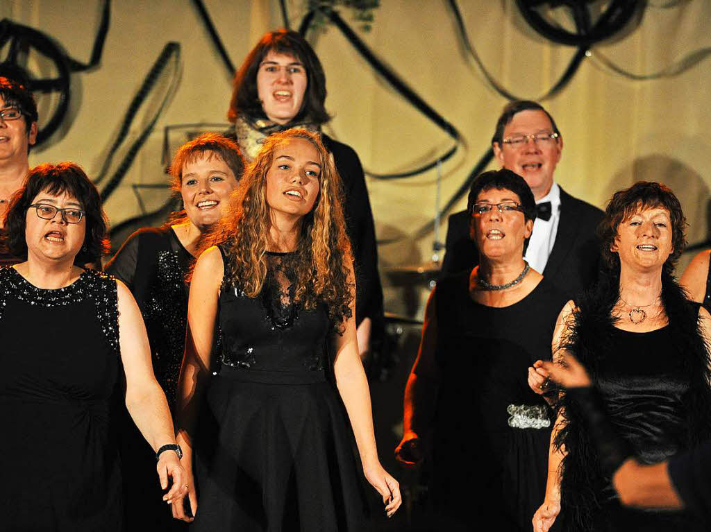 James Bond 007 und andere Film-Melodien gab’s beim Konzert von Lets Fetz Chor und Teens mit der Jugendkapelle der Blserjugend in der Stadthalle Bonndorf.