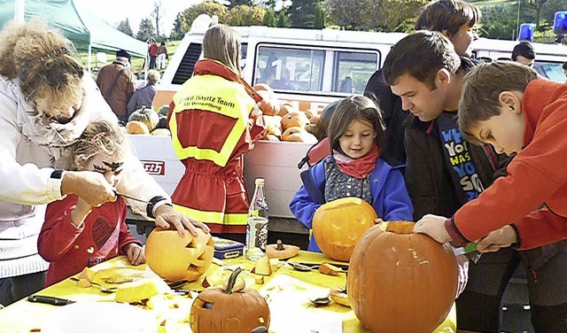 Krbisschnitzen war vergangenes Jahr b...ler Herbstfest ein Renner bei Kindern.  | Foto: Maja Tolsdorf