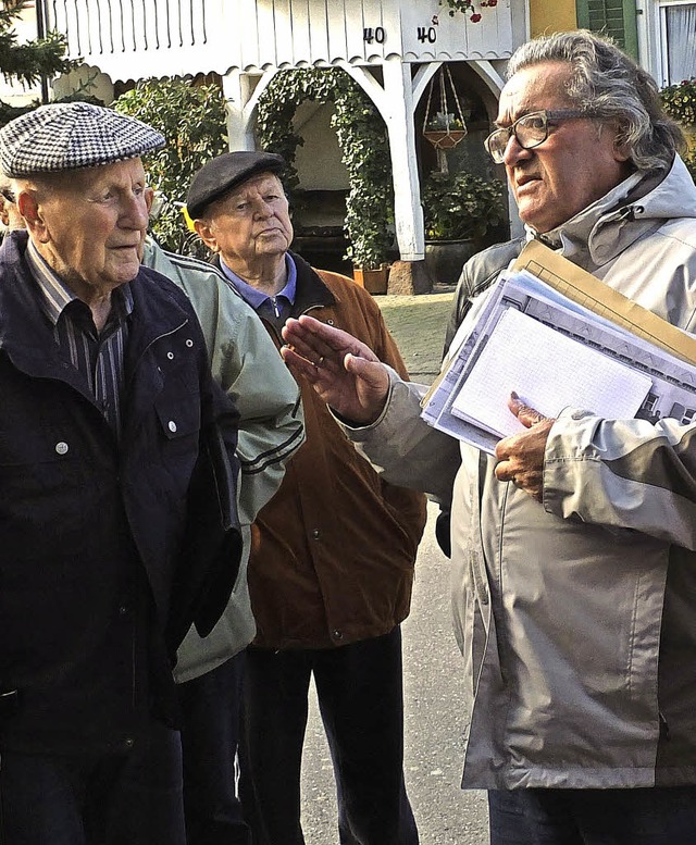 Rundgang durch die Geschichte: Hansjr...chts) im Gesprch mit Frieder Dreher.   | Foto: David-Wenk