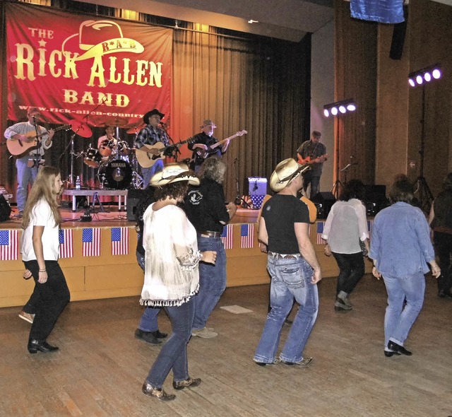 Line Dance und Country-Musik von der R...tag im Bad Sckinger Kursaal gegeben.   | Foto: Jessica Lichetzki